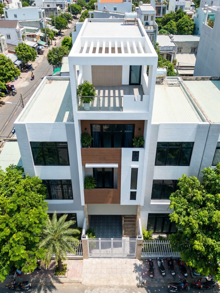 Chiêm ngưỡng mẫu nhà phố 4 tầng hiện đại tuyệt đẹp với thiết kế mặt tiền kết hợp gỗ và kính sang trọng. Giải pháp tối ưu ánh sáng, không gian mở và kiến trúc bền vững cho gia đình đô thị.